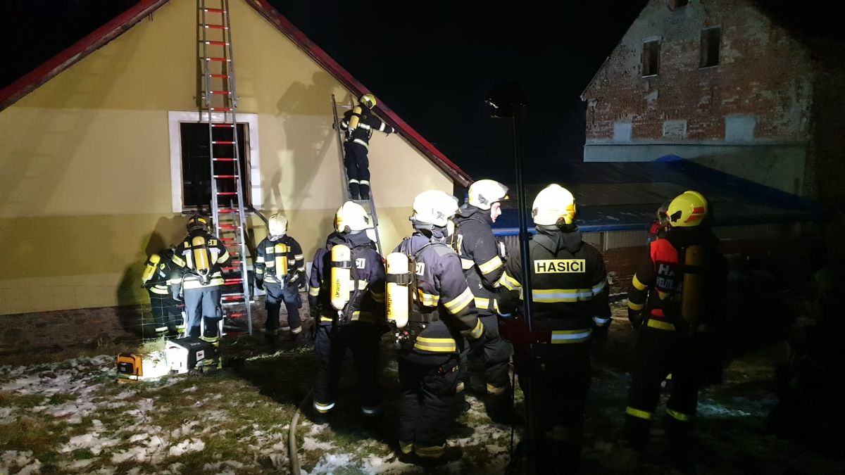 Při požáru domu na Karlovarsku zemřel člověk, další je popálený